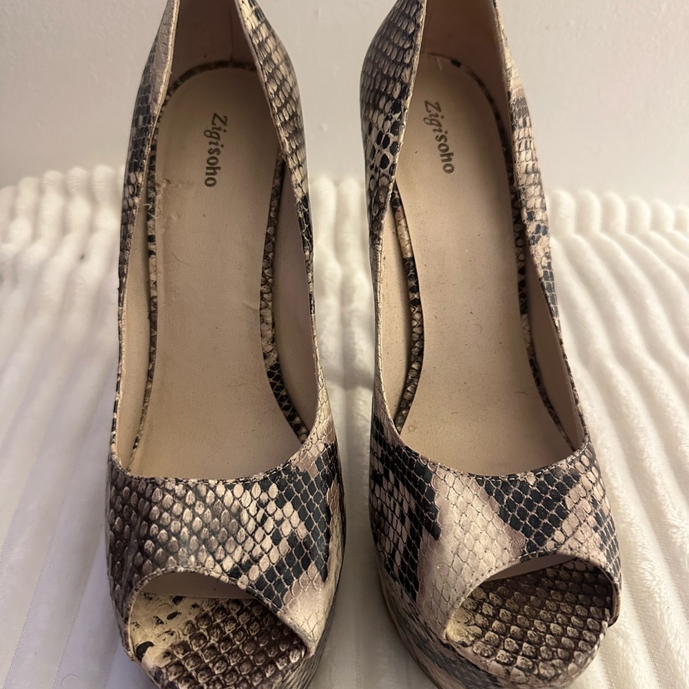 Zigi Soho Tan Peep Toe Heels